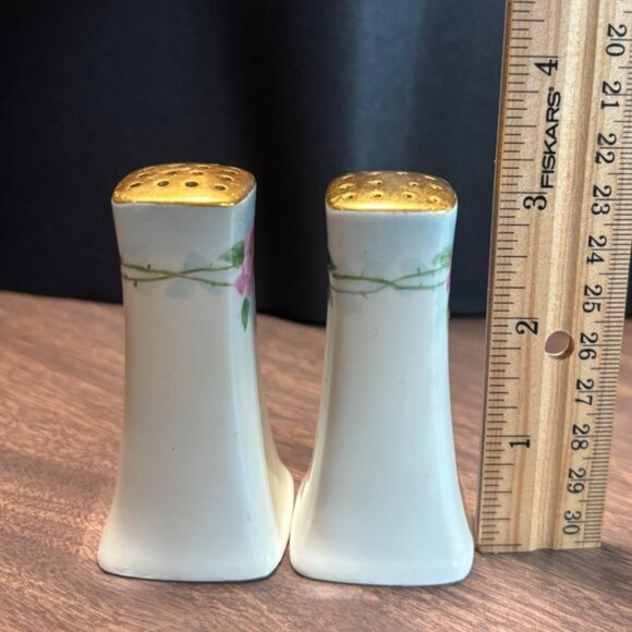 Vintage made in Japan hand painted Ceramic Salt & Pepper Shakers Floral Design - Picture 6 of 8